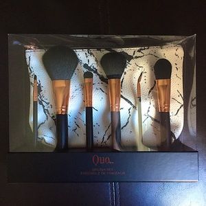 Quo makeup brush with pouch